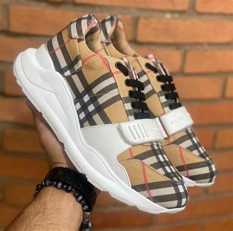 Tenis de Burberry .